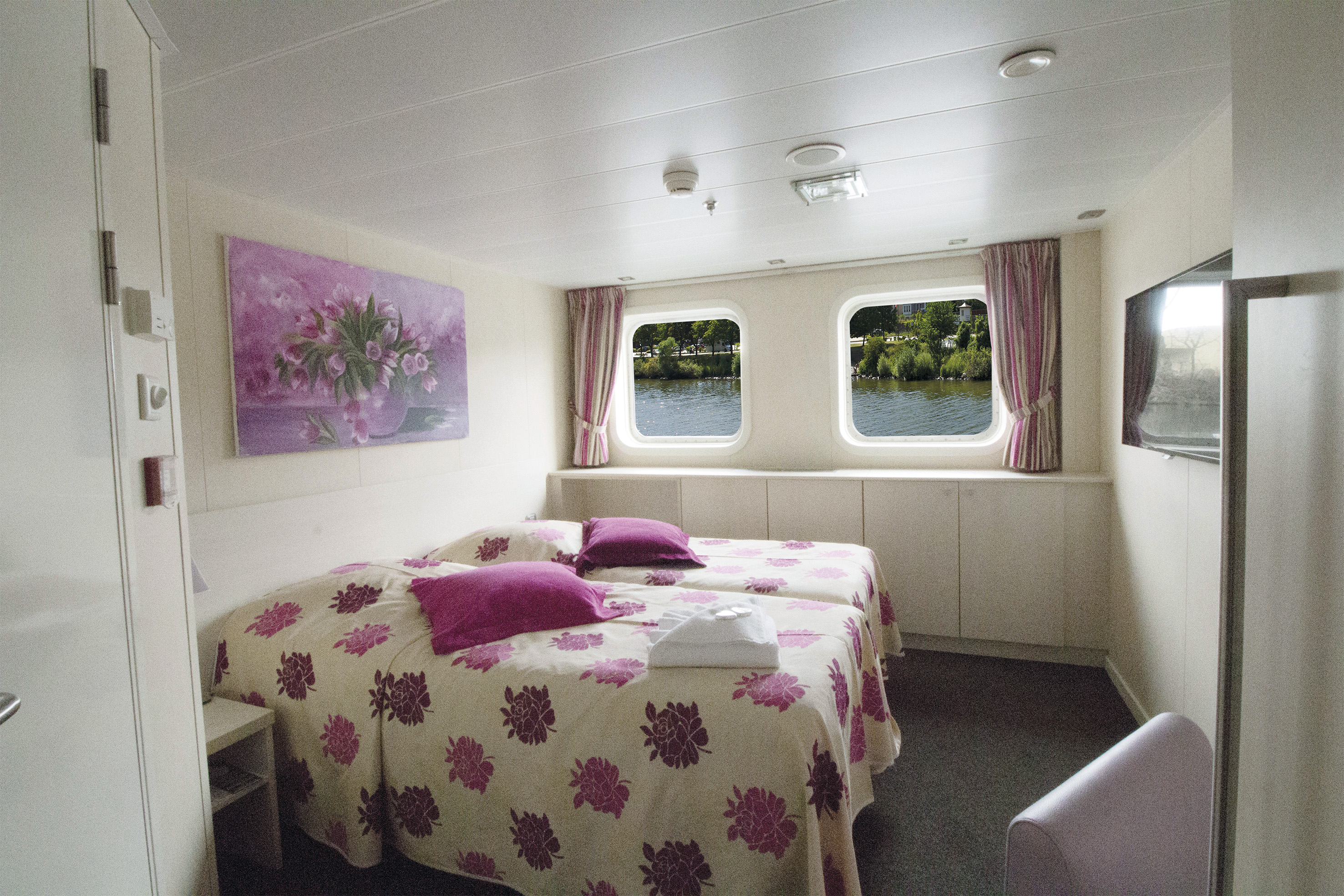 CroisiEurope MS Gerard Schmitter Cabin 2.jpg